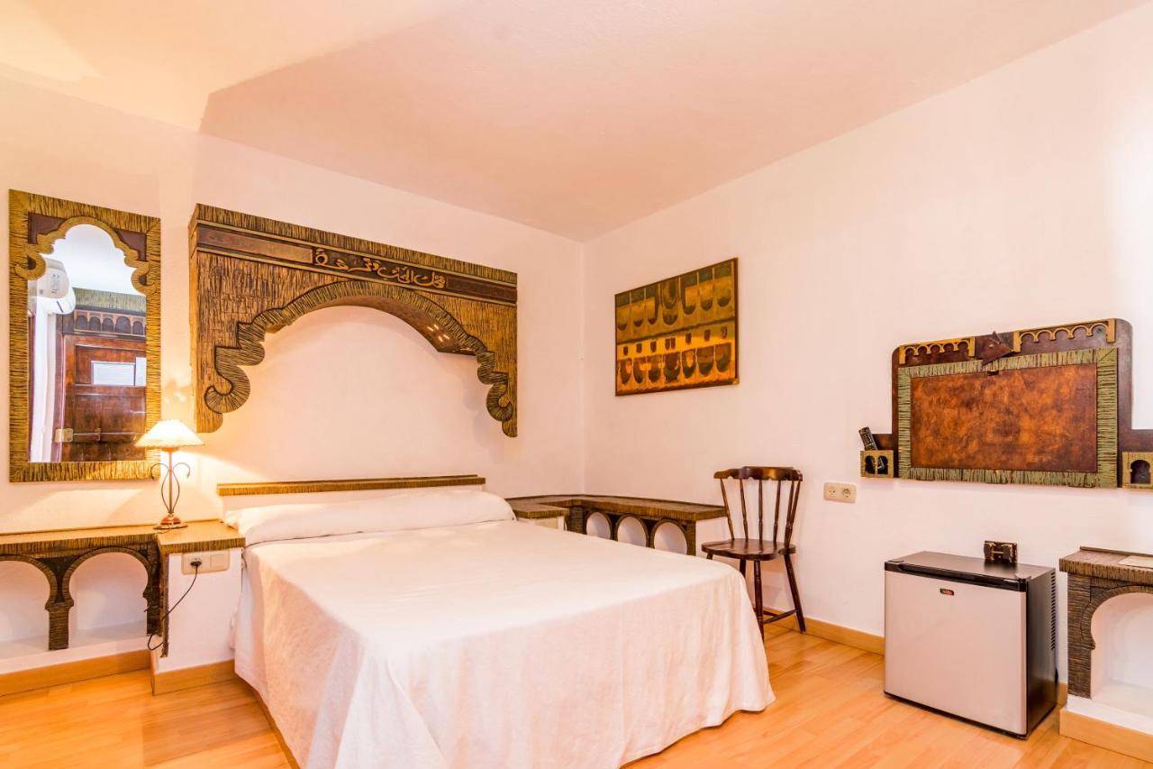 Отель Hostal Alhambra Саора Экстерьер фото