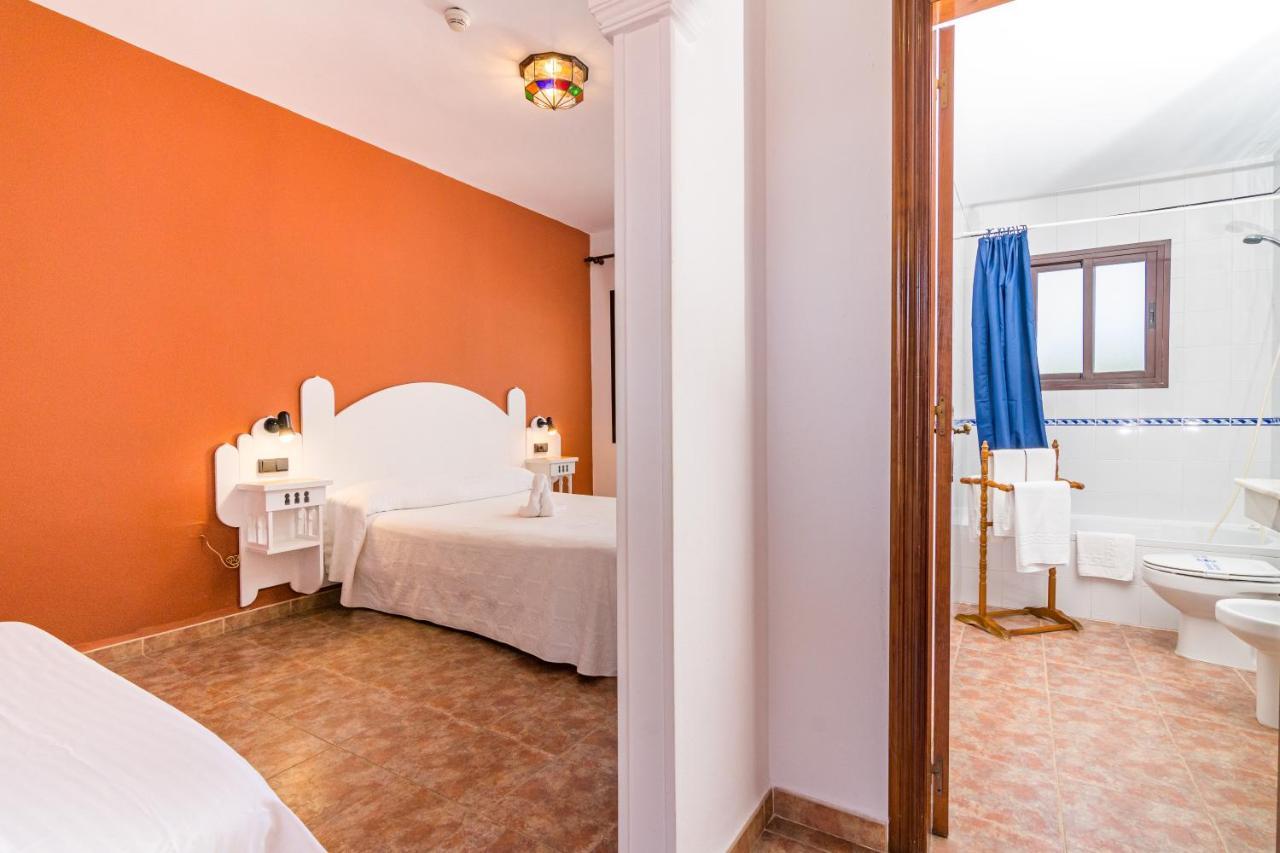 Отель Hostal Alhambra Саора Экстерьер фото