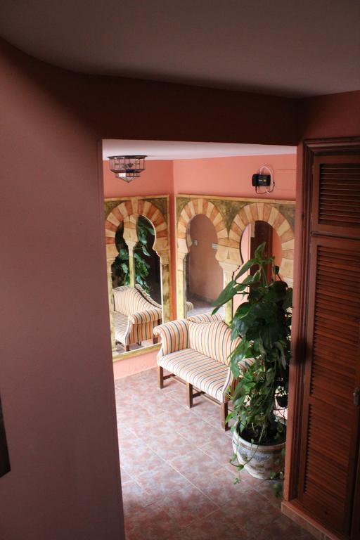 Отель Hostal Alhambra Саора Экстерьер фото